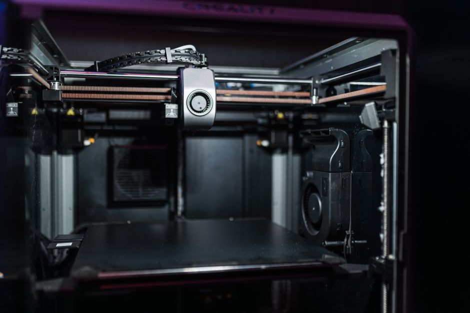 Een afbeelding van een extruder die kunststof verwerkt tot buizen en profielen, essentieel in de industrie.