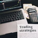 Een professional die werkt met trading software op een laptop, met grafieken en analyses op het scherm, in een moderne kantooromgeving.